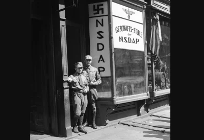 N.....h - Dwóch Amerykanów przed siedzibą NSDAP w Nowym Jorku.
1 kwietnia 1932 r.

...