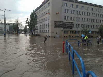 g500 - #gdansk mała ulewa paro minutowa i miasto zalane. 
Jestem ciekawy co to sie b...