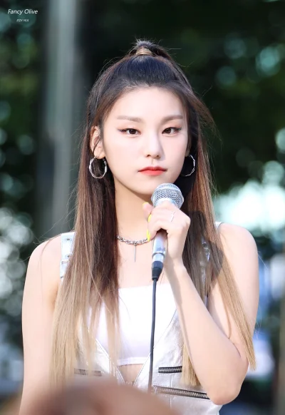 XKHYCCB2dX - #yezi #itzy
#koreanka