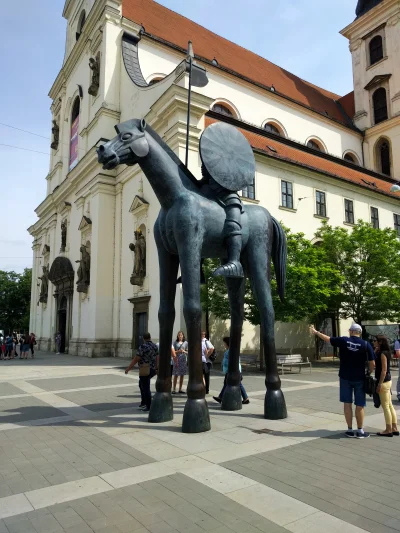lowcywrazen - Byłem na weekend w Brnie i spacerując, natrafiłem na taki oto pomnik ry...