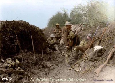 wojna - Nowozelandzcy żołnierze z 1.Brygady Strzelców NZ odpoczywają na linii frontu ...