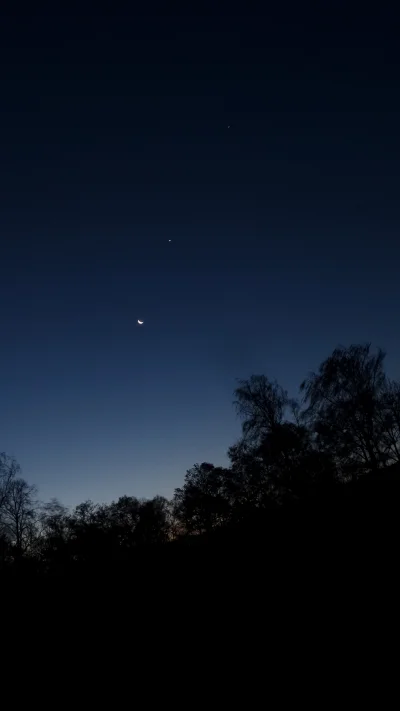 ginozaur - #fotografia #mojezdjecie #poranek #swita #kosmos #ginozaurcontent
Księżyc...
