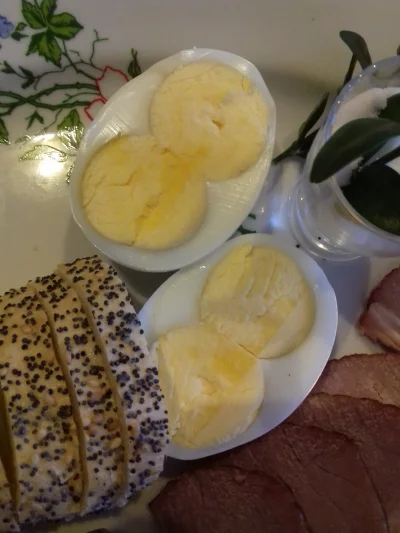 Kexu - Patrzcie jakie jajko trafiło do święconki (ʘ‿ʘ)
#swieta #jedzenie #gotujzwyko...