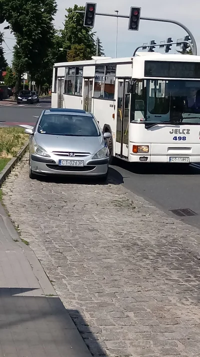 Bita_Smietana69 - Mistrz parkowania.
Zostawił auto na zatoce dla autobusu.
Poszedl na...