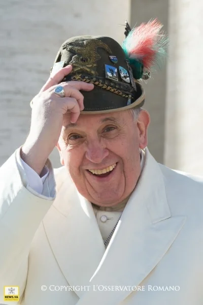 lofca - Franciszek jest świetnym papieżem. Bardzo ludzki i uśmiechnięty. Nie żebym mi...