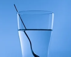 ciaputek - @ThisIsBortas: To znane zjawisko optyczne, jak z lyzka w szklance wody.