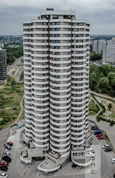 P.....o - Modernistyczny wieżowiec na Osiedlu Tysiąclecia w Katowicach. Zwróćcie uwag...