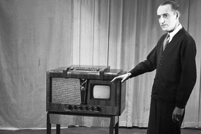 mokry - 7 kwietnia 1927 roku w USA miał miejsce pierwszy przekaz telewizyjny na dużą ...