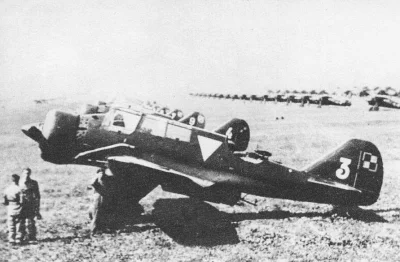 brusilow12 - PZL.23A Karaś na lotnisku w Warszawie. Na drugim planie myśliwce PZL P.1...