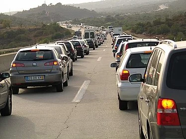 ruphert - @Pawel993: Co robią pojazdy na lewym pasie? :)