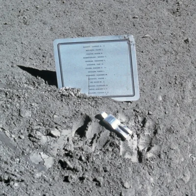A.....1 - Poległy astronauta (z ang. Fallen Astronaut) – miniaturowa rzeźba wykonana ...