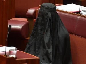 Zdejm_Kapelusz - Australia: Pani senator przyszła do parlamentu w burce, żeby pokazać...
