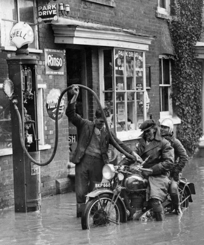 N.....h - Tankowanie na Shell w Anglii. 1935 r.
#fotohistoria #lata30