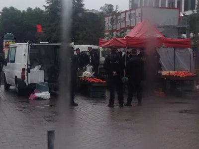 henieknw - A przy wiatraku akcja rozbicia gangu handlarzy warzywami. #Warszawa