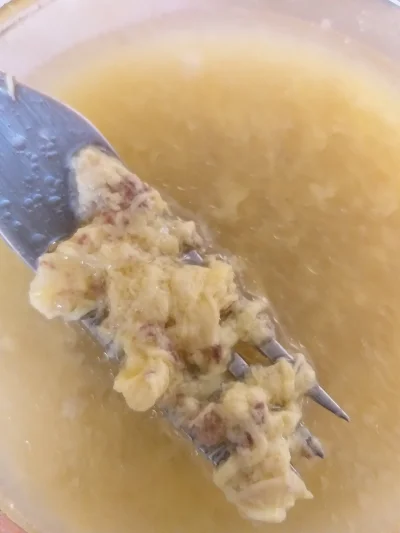 Wina_Segmentacji - Kilka jajek wbite do zupy gotującej się na kilka chwil na zakończe...