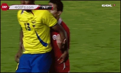 5bfb985e0456344842c50354b017ee00 - #gif #heheszki Brutalny faul na boisku.