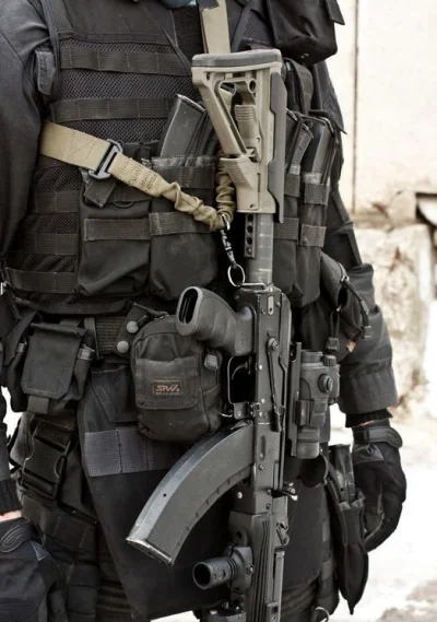 j.....n - Rosyjski specjals uzbrojony w AK-105 z chwytem pistoletowym AG47

AK-105,...