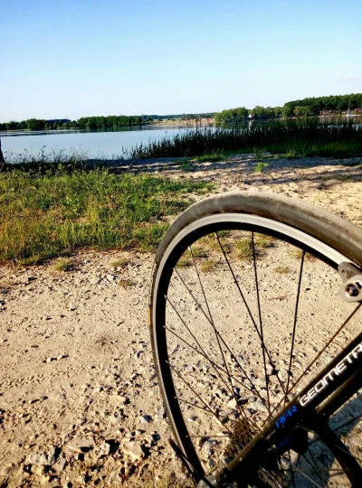 zpord - 567 509 - 34 = 567 475

Lajcik nad jezioro.
#rowerowyslask #szosa 

#rowerow...