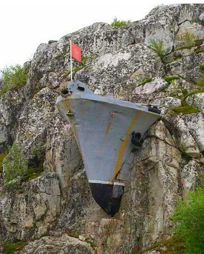 Montago - Rosyjski okręt który utknął wewnątrz skały niedaleko Murmańska w czasie eks...