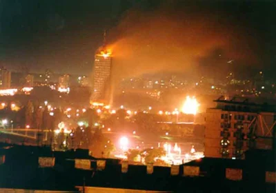 Powstaniec - Centrum Belgradu w ogniu. Płonie najwyższy budynek miasta Ušće Tower.

...