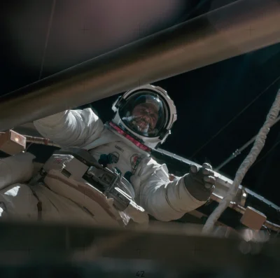d.....4 - Owen K. Garriott podczas EVA. 

1973.

#kosmos #astronauta #kosmicznearchdr...