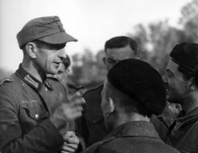 D.....o - Wcielony siłą do Wehrmachtu Polak rozmawia w Normandii z żołnierzami 1 Dywi...