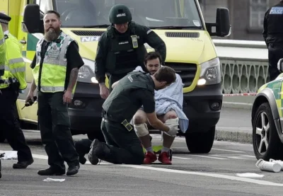 sciana - Zwróćcie uwagę, jakie SANITARIUSZE z ambulansu maja wyposażenie - hełm i kam...