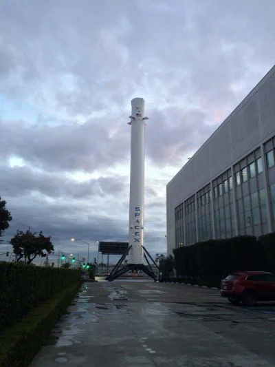 d.....4 - Pierwszy odzyskany stopień Falcona 9 przed siedzibą SpaceX w Hawthorne w Ka...