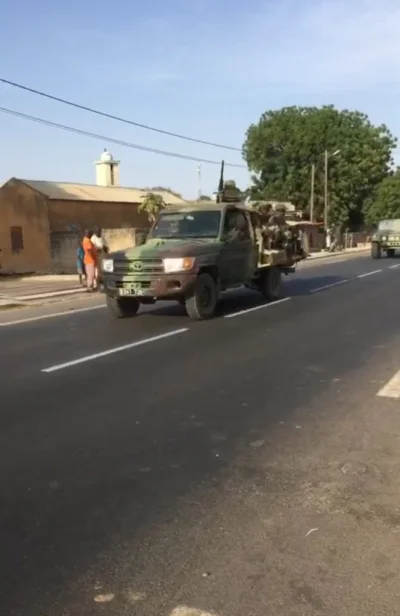 TenebrosuS - Pierwsze zdjęcia żołnierzy ECOWAS wkraczających do Gambii. 

Wideo: ht...