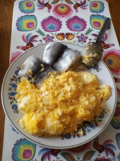 anonymous_derp - Dzisiejsze śniadanie: Jajecznica z 9 jaj, marynowane filety śledziow...