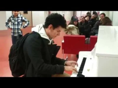 FX_Zus - A tu niejaki Thomas Krüger (zdaje się pianista) na przypadkowym instrumencie...