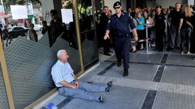mrwolf - @mrwolf: 

Zdjęcie będące jednym z symboli kryzysu w Grecji. 
Bezradny Gi...
