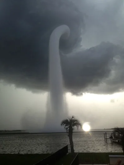 s.....w - Trąba wodna na Florydzie.

Autor: Joey Mole
#ciekawostki #fotografia #pogod...