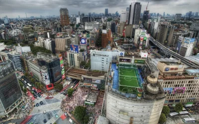 j.....n - Park piłkarski na dachu wieżowca w Tokyo - stacja kolejowa Shibuya. Wstęp p...