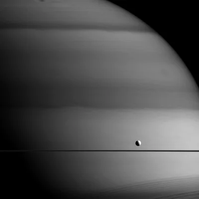 d.....4 - Dione i Saturn, zdjęcie wykonane przez sondę Cassini 27 maja 2015 roku z od...