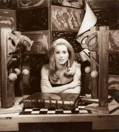 C.....l - #sztukanadzis

Man Ray, Portret Catherine Deneuve, 1968, fotografia, kolekc...