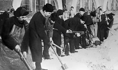 C.....o - Burżuazja podczas prac przymusowych w Rosji, rok 1919.
#komunizm #socjaliz...