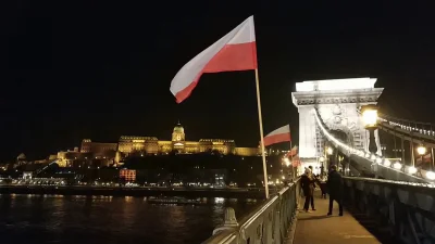 olomuniec12 - Dzisiaj na całej długości Mostu Łańcuchowego w Budapeszcie powieszono p...