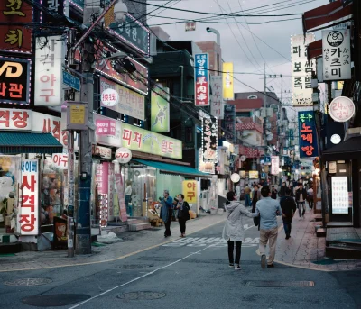 XKHYCCB2dX - Boczna uliczka w Sinchon w Seulu.

Zdjęcie zrobione Bronicą GS-1 na fi...