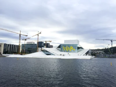 bmbm - Happening w Norwegii, na operze narodowej w Oslo powstało takie graffiti (kont...