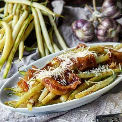 c.....i - Fasolka szparagowa z boczkiem i parmezanem

Na porcję:

250g fasolki szpara...