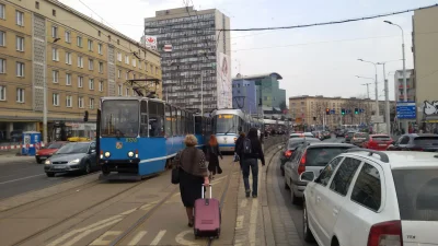 MiejscaWeWroclawiu - Uszkodzona sieć trakcyjna na Placu Legionów... http://miejscawew...
