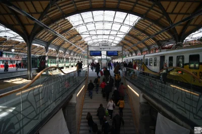 BartlomiejS - Pasażerowie wchodzący na peron 2 dworca Wrocław Główny #inwestycje