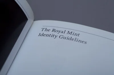 d.....r - Księga znaku Brytyjskiej Królewskiej Mennicy. Piękna.

https://www.flickr...