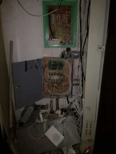 wykopek_44 - Zdjęcie pionu z przewodami telekomunikacyjnymi w jednym z szanghajskich ...