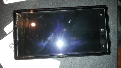 k.....o - #lumia930 #bojowkawindowsphone
Przyklejał ktoś szkło hartowane na lumię 93...