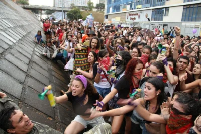 Enmebaragesi - W 2012 roku, w Brazylii, podczas tamtejszego odpowiednika "Marszu Szma...