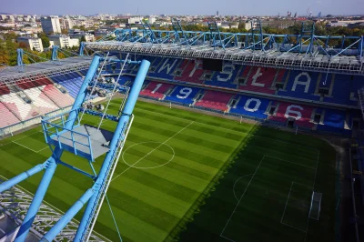 yolantarutowicz - > funkcjonować bez przeszkód 

Na stadion(y) dla "biednych" kopac...