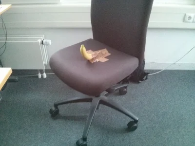 Pieseu - Sprzedam fotel biurowy. Banan dla skali. 

#humorobrazkowy #heheszki