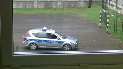 curlyhazet - Policja na boisku szkolny w #techbaza w czasie lekcji. Drugi dzień z rzę...